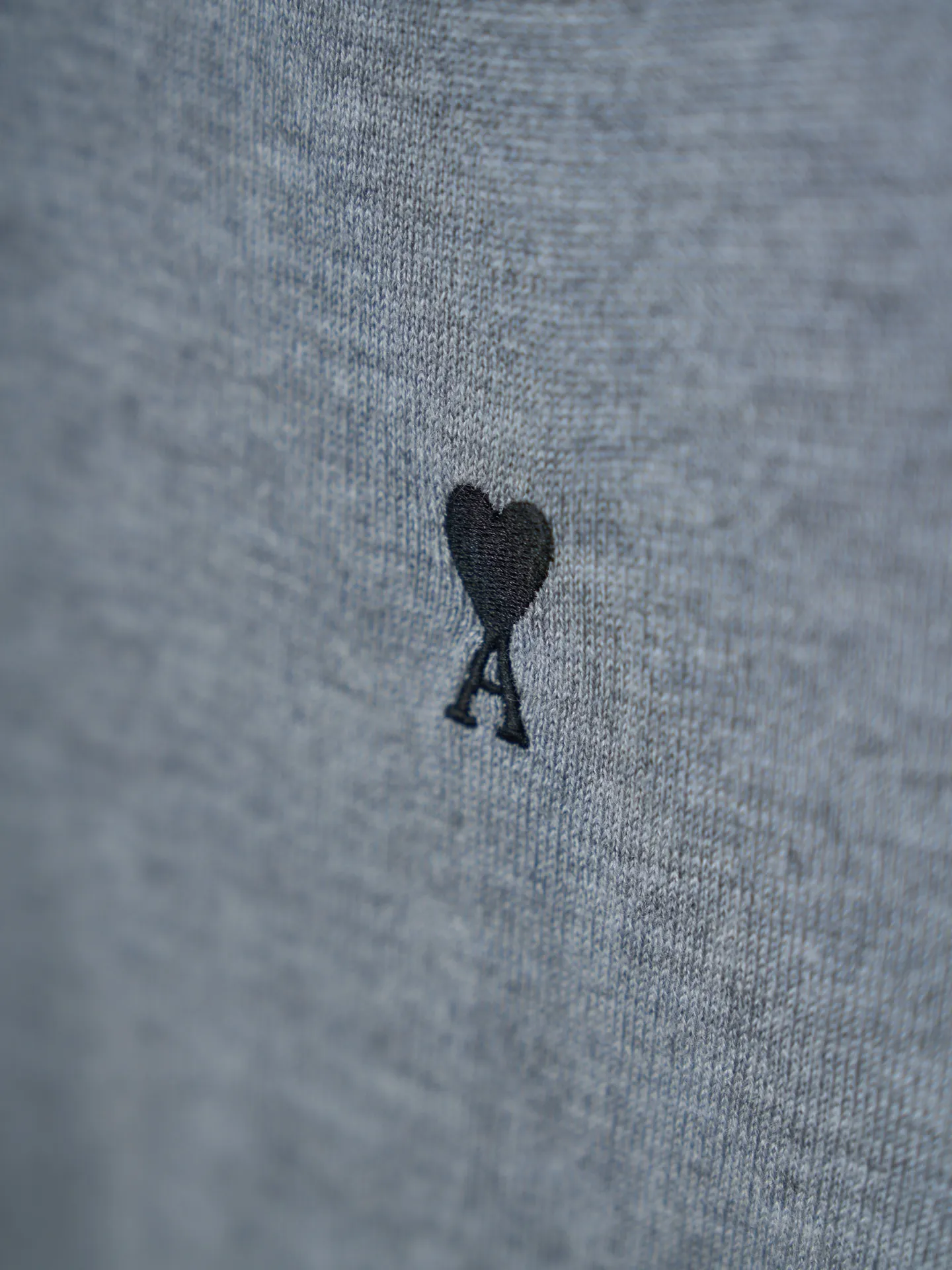 [Real auction] Ami/Ami love embroidered short-sleeved sweater polo shirt [In Stock] S M L It has a gentle and high-end style that blends restraint and romance. It adopts imported machine embroidery technology. It uses advanced computer control systems and precision mechanical components to realize Ami love embroidery operations. It has high precision and smooth and delicate lines. It uses three-dimensional seams. It uses specific sewing methods at the seams to make clothes more three-dimensional and fit the body. The workmanship is cumbersome and complicated. Garment washing water is added to soften and deodorize the process. Professional washing equipment and specific detergents are used. Deep clean and deodorize clothes to improve the feel, appearance and fit of clothes